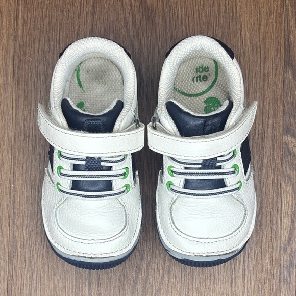 🔥🔥🔥Stride Rite White, Blue  and Gray Kids Sneakers Size: 7W Boys🔥🔥🔥 - Picture 1 of 9